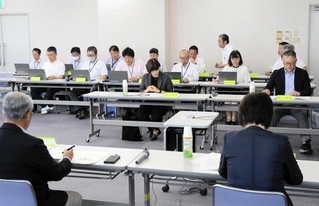 豊地小学校の今後のあり方について話し合った総合教育会議の出席者＝三木市立教育センター