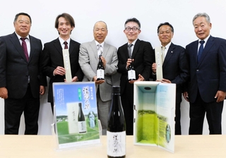 細川町産山田錦を使った日本酒「惺窩の郷」に関わった農業者と酒造会社の担当者ら＝三木市細川町豊地