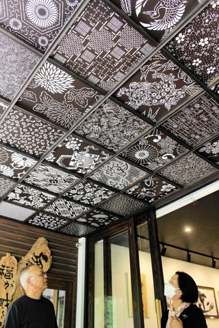 三木の伝統工芸品である染め型紙の模様からほのかな明かりが漏れる＝三木市与呂木