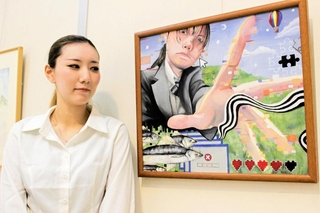 「アート・ティーンがなければ今の自分はなかった」と話す河合来愛さんと昨年の最優秀賞作品「ＢＵＧ」＝三木市立堀光美術館
