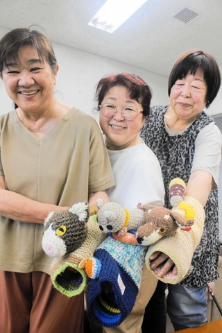 認知症患者に安心感を与える「マフ」の手作り体験会を企画する森田由三子代表（中央）らみっきいマフの会メンバー＝三木市上の丸町、三木市役所