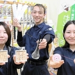 三木の新しい土産物を考えた（左から）正殿晴菜さん、神保達樹さん、植田玲蘭さん＝岡田金属工業所