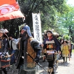 市内を巡り「帰城」した武者行列の一行＝三木市上の丸町