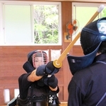 剣道部員と稽古に励む小林宗一郎トラビスさん＝三木高校