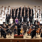 プロの演奏家やソリストと同じ舞台で歓喜の歌声を響かせる三木「第九」合唱団＝三木市文化会館