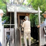 「崖崩れが起きて、二度と起きないように建てたと聞いている」という社。今でも年１回の祭礼が残る＝三木市上の丸町