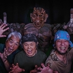 企画展の目玉の一つ、西村公泉さんの作品の前で鬼になりきってＰＲする出品者＝堀光美術館（撮影協力・玉田尚之さん）