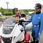 白バイにまたがり、嬉しそうな子ども＝三木市吉川町西奥