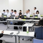 豊地小学校の今後のあり方について話し合った総合教育会議の出席者＝三木市立教育センター