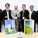 細川町産山田錦を使った日本酒「惺窩の郷」に関わった農業者と酒造会社の担当者ら＝三木市細川町豊地