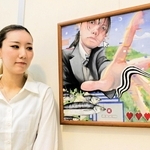 「アート・ティーンがなければ今の自分はなかった」と話す河合来愛さんと昨年の最優秀賞作品「ＢＵＧ」＝三木市立堀光美術館