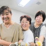 認知症患者に安心感を与える「マフ」の手作り体験会を企画する森田由三子代表（中央）らみっきいマフの会メンバー＝三木市上の丸町、三木市役所