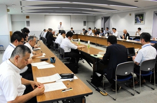 神戸電鉄粟生線の２０２５年度利用者数などが報告された活性化協議会＝三木市役所