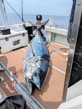 釣ったぞ!200キロのクロマグロ 三木の鉛筆画家野口さん、煙上げる