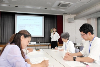 外国籍住民が戸惑う日本語の特徴などを学ぶ受講生ら＝三木市立教育センター