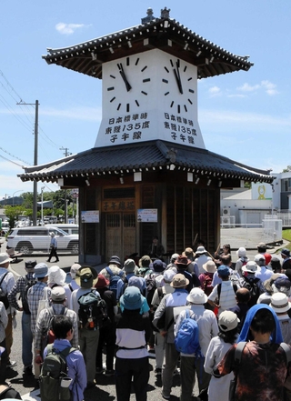 子午線塔時計台に集合し、時を知らせる太鼓の音色を楽しむ参加者ら＝三木市宿原