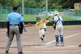 決勝の１回裏、入江結斗選手のタイムリーで先制する米田少年野球クラブ＝三木山総合公園野球場