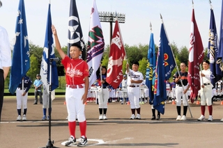 選手宣誓する自由が丘レッドファイターズの井上立暉主将＝三木山総合公園野球場