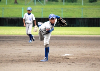 決勝では小林龍馬主将ら西脇野球スポーツ少年団の投手陣がピンチでも粘り強い投球を見せた＝三木山総合公園野球場