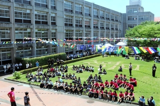 中庭の芝生広場に集まる３年生。芝生が刈り込まれ、文化祭のテーマに掲げた「最」の文字が浮かび上がった＝三木北高