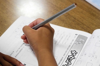 夜の「教室」で漢字を勉強する子ども＝三木市内