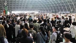 「全国削ろう会」と「鍛冶でっせ！」の会場となった屋内コートには多くの来場客が詰めかけた＝ブルボンビーンズドーム