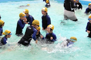 「気持ちいい」。水泳授業を楽しむ自由が丘東小学校の児童ら＝志染小学校