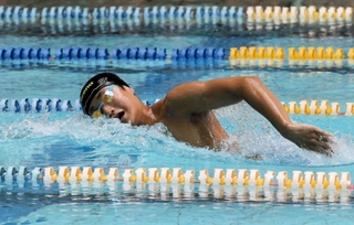 水泳男子の１００、２００メートル自由形で強さを見せた粂田一平選手＝三木山総合公園屋内プール