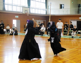 剣道女子個人で相手を圧倒する自由が丘の山本莉緒選手（右）＝三木中学校