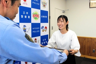 笑顔で感謝状を受け取る宮地星来さん＝三木署