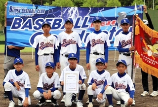 軟式野球で優勝した地域クラブ「緑が丘スターズＢＥＩＤＥＮ」の選手たち＝三木山総合公園野球場