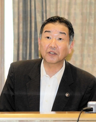 多世代交流施設の仕上がりに対する指摘について説明する仲田一彦市長＝三木市役所