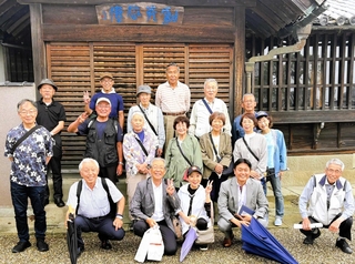 三木と徳島のつながりを現地で実感した「ガイドボランティアみき」のメンバーら＝徳島県松茂町の三木文庫