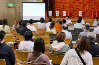教育委員会の説明に耳を傾ける地域住民ら＝細川町公民館