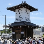 子午線塔時計台に集合し、時を知らせる太鼓の音色を楽しむ参加者ら＝三木市宿原