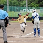 決勝の１回裏、入江結斗選手のタイムリーで先制する米田少年野球クラブ＝三木山総合公園野球場