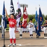 選手宣誓する自由が丘レッドファイターズの井上立暉主将＝三木山総合公園野球場