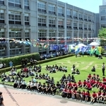 中庭の芝生広場に集まる３年生。芝生が刈り込まれ、文化祭のテーマに掲げた「最」の文字が浮かび上がった＝三木北高