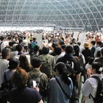 「全国削ろう会」と「鍛冶でっせ！」の会場となった屋内コートには多くの来場客が詰めかけた＝ブルボンビーンズドーム