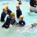 「気持ちいい」。水泳授業を楽しむ自由が丘東小学校の児童ら＝志染小学校