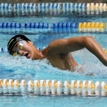 水泳男子の１００、２００メートル自由形で強さを見せた粂田一平選手＝三木山総合公園屋内プール