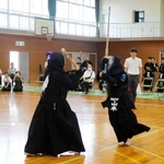 剣道女子個人で相手を圧倒する自由が丘の山本莉緒選手（右）＝三木中学校