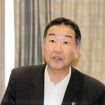 多世代交流施設の仕上がりに対する指摘について説明する仲田一彦市長＝三木市役所