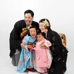 はじけるような笑顔で写真に納まる山口さん一家＝三木市立堀光美術館