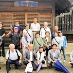 三木と徳島のつながりを現地で実感した「ガイドボランティアみき」のメンバーら＝徳島県松茂町の三木文庫