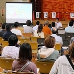 教育委員会の説明に耳を傾ける地域住民ら＝細川町公民館