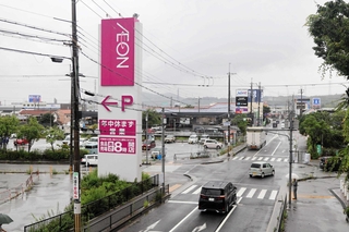 大型店舗が並ぶ県道正法寺三木停車場線＝三木市大村