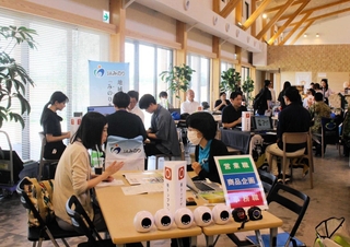 参加者らでにぎわう会場＝三木市志染町青山７