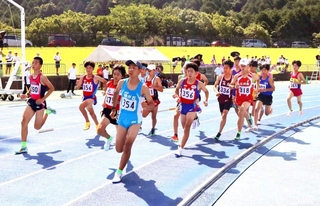 一斉にスタートした陸上男子共通３０００メートルの選手たち＝加古川市ＳＨＯＷＡグループ陸上競技場