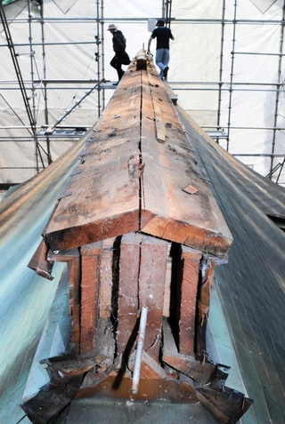 銅板がはがされて解体が進む本殿の屋根部分＝御坂神社